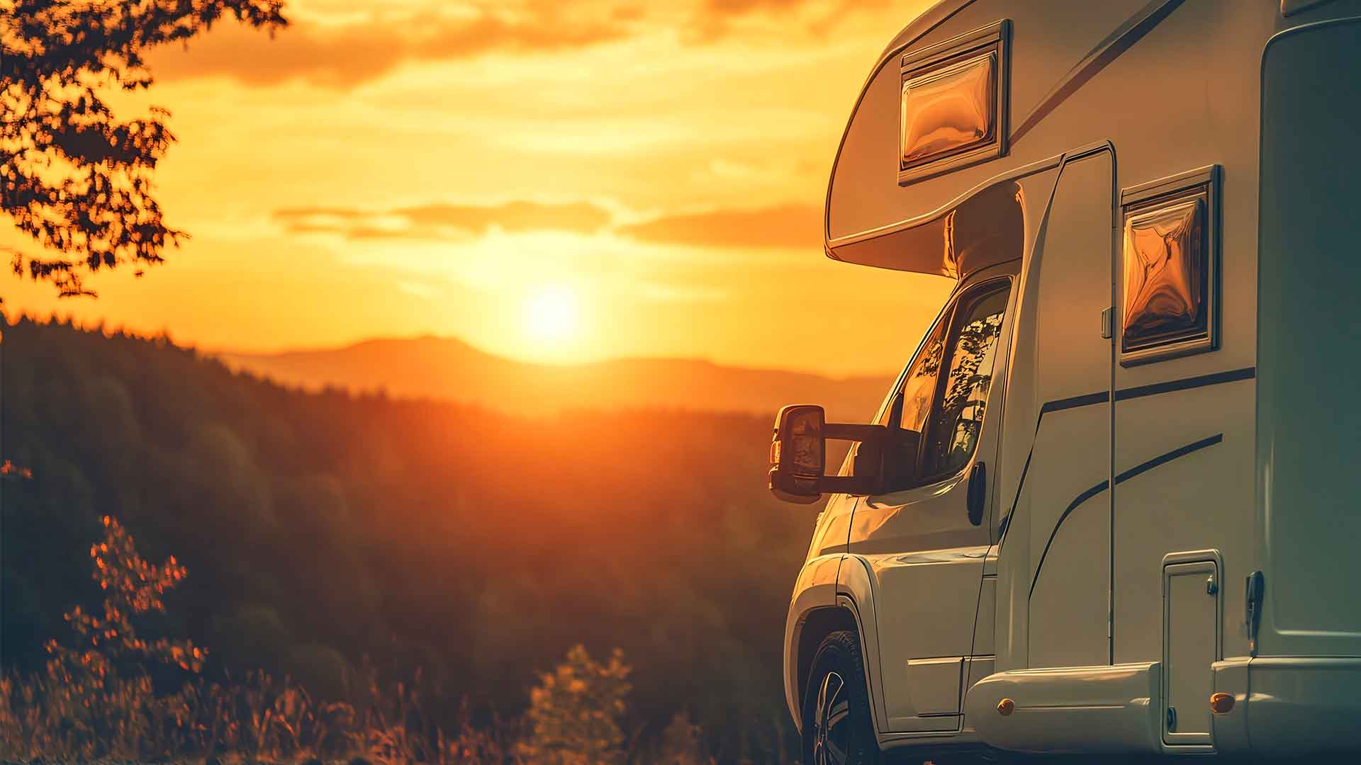 Camping-car à l'arrêt devant un coucher de soleil