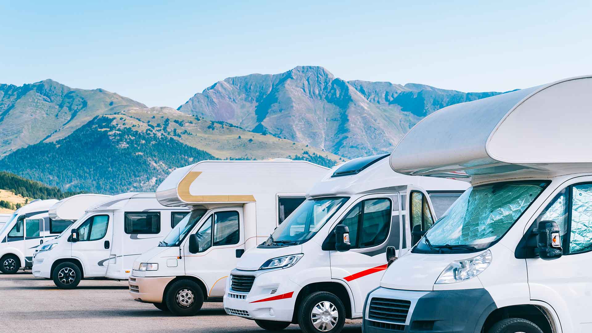 Rassemblement de camping-cars sur un parking en montagne