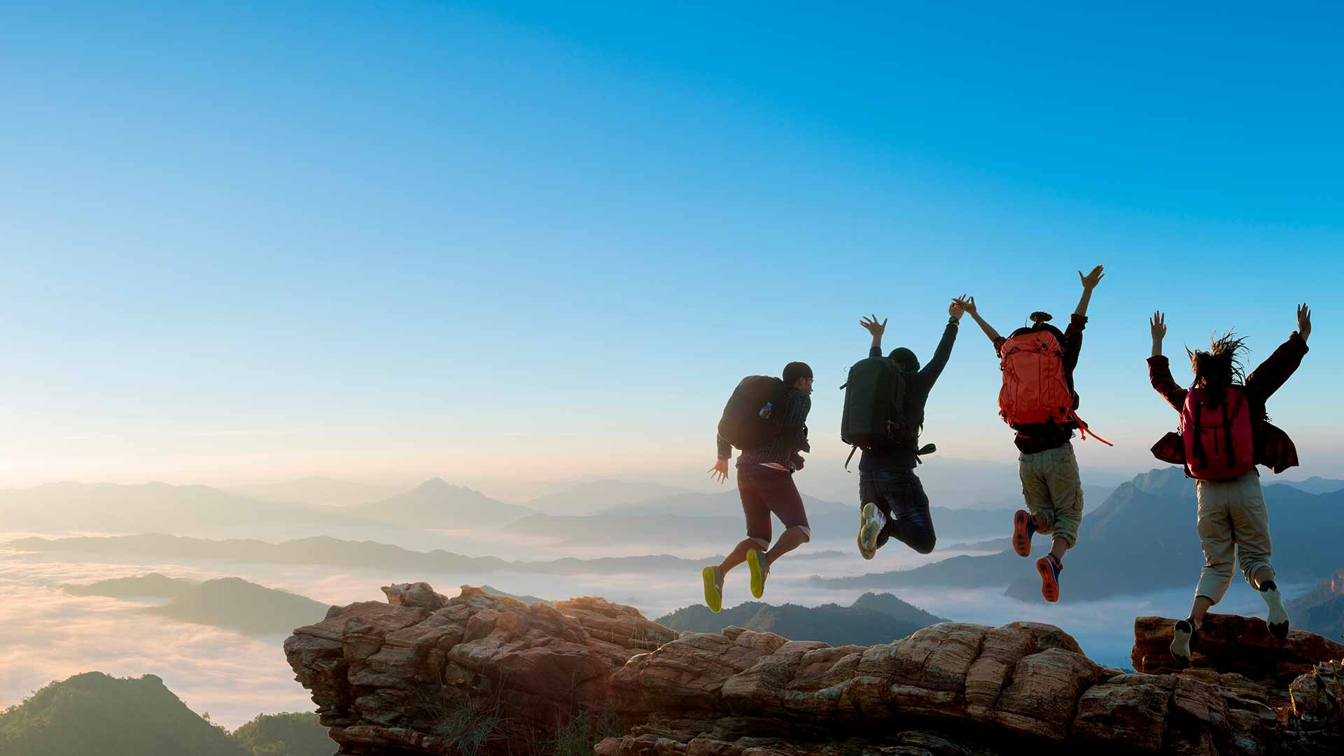 Randonneurs au sommet d'une montagne